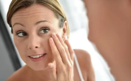 Gesichtsfalten erklärt: Ursachen, Lösungen und wirksame Hautpflege