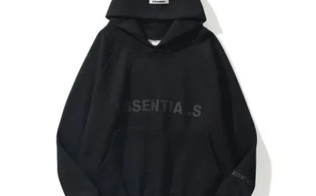 Essential Hoodie – Classic Comfort Meets Modern Style